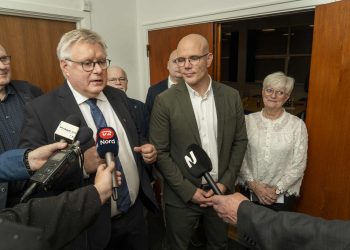 Borgmester Søren Smalbro (V) og Per Møller (C) efter den mere uformelle første konstituering meget sent om natten på Vendelbohus. Foto: Hans Ravn.