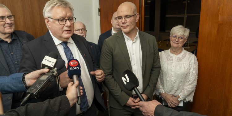 Borgmester Søren Smalbro (V) og Per Møller (C) efter den mere uformelle første konstituering meget sent om natten på Vendelbohus. Foto: Hans Ravn.