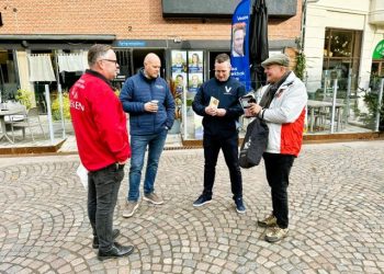 To blå og to røde i snak. Foto: Niels Skipper.