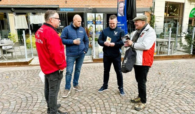 To blå og to røde i snak. Foto: Niels Skipper.