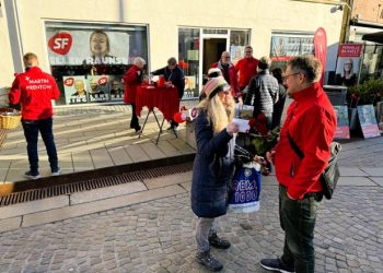 Socialdemokrater foran partiets valgbutik på Springvandspladsen i Hjørring. Foto: Niels Skipper.