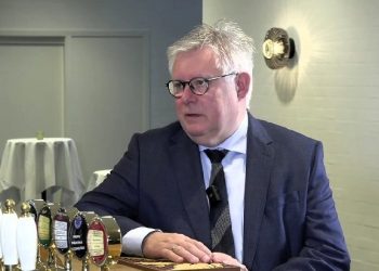 Borgmester Søren Smalbro fra Venstre i snak med Henrik Ledet fra Skaga FM.  Hele smatalen kan ses og høres nedenfor.