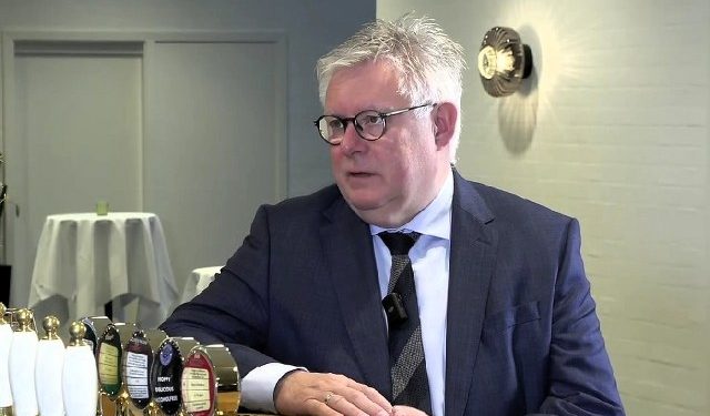 Borgmester Søren Smalbro fra Venstre i snak med Henrik Ledet fra Skaga FM.  Hele smatalen kan ses og høres nedenfor.