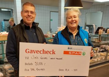 Købmand René Ejstrup Larsen giver her gavechecken på kr. 30.000 præsidenten for Lions Tanja Nielsen. Foto: Lions.