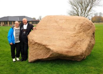 Rita Andersen og Svend Kristiansen ved Danmarks største rhombeporfyr i Jerslev. Foto: Henrik Arildskov.