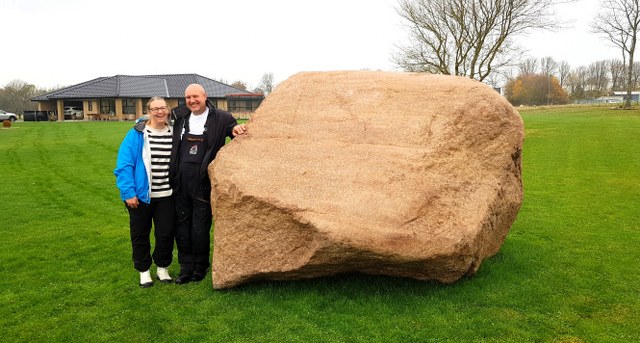 Rita Andersen og Svend Kristiansen ved Danmarks største rhombeporfyr i Jerslev. Foto: Henrik Arildskov.