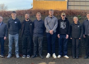 Fra venstre ses mester Niels Baand og Samuel Steffensen fra EnTech Marine, mester Fredrik Sandkvist, Thor Uggerhøj, Oliver H. Jacobsen og Anton Isaksen fra Orskov Yard, mester Susanne Winther og Sebastian H. Andersen fra Everllence. Foto: Anette H. Sørensen.