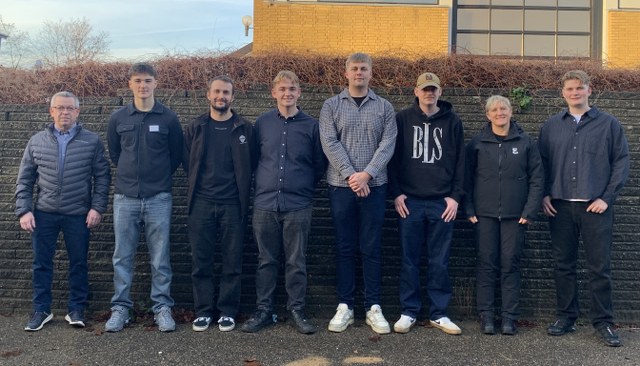 Fra venstre ses mester Niels Baand og Samuel Steffensen fra EnTech Marine, mester Fredrik Sandkvist, Thor Uggerhøj, Oliver H. Jacobsen og Anton Isaksen fra Orskov Yard, mester Susanne Winther og Sebastian H. Andersen fra Everllence. Foto: Anette H. Sørensen.