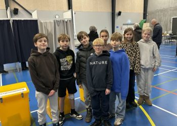 På billedet ses de elever, der tog imod invitationen og fik en spændende oplevelse med demokratiet helt tæt på. Foto: Privat.