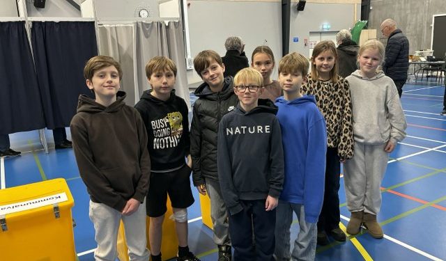 På billedet ses de elever, der tog imod invitationen og fik en spændende oplevelse med demokratiet helt tæt på. Foto: Privat.