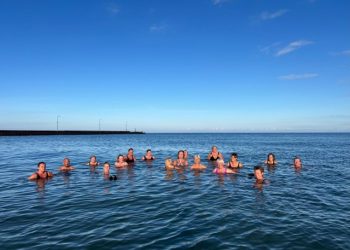 Vinterbadere ved Løkken Mole. Foto: Privat.