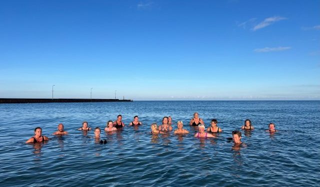 Vinterbadere ved Løkken Mole. Foto: Privat.