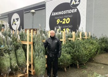 Kristian og kollegerne hos varehuset A-Z i Hjørring har taget hul på julens glæder. Foto: Palle W. Nielsen