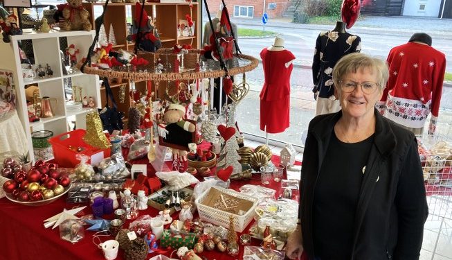 Leder af Dansk Folkehjælp i Hjørring, Jette Videnkjær, er glad for hjælpen til at hjælpe andre. Foto: Palle W. Nielsen