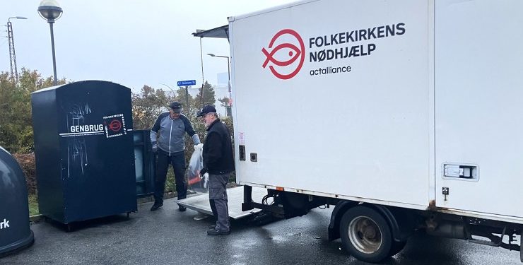 Folkekirkens Nødhjælps frivillige  henter hver mandag morgen tøj seks steder i Hjørring - her ved A-Z. Foto: Palle W. Nielsen