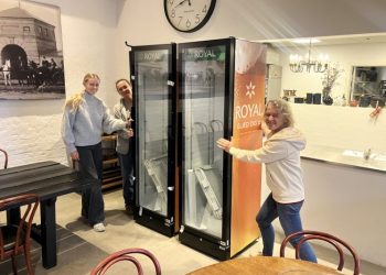 Lisbet Hansen har gode hjælpere også til de tunge opgaver i Café Vognporten. Foto: Palle W. Nielsen