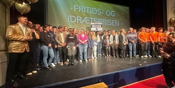 Prismodtagere på scenen på Vendelbohus. Pressefoto