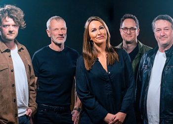 Det populære band Petrols spiller til braget af en fest i Sindal Hallen. PR-foto.