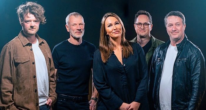 Det populære band Petrols spiller til braget af en fest i Sindal Hallen. PR-foto.