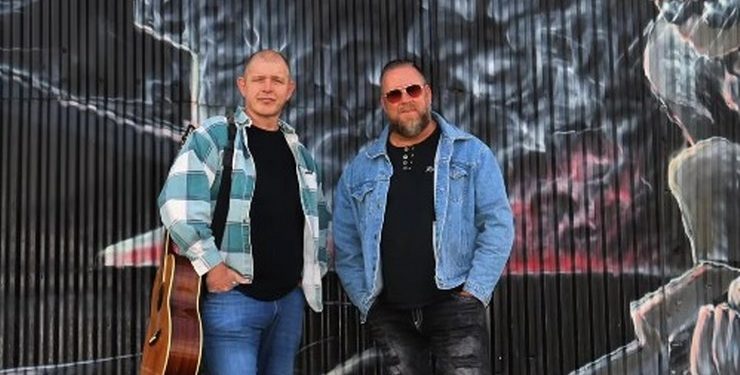 Smeden er Søren Madsen, som også er kendt fra musicalscenen og det succesfulde ZZ Top Jam-coverband.
MaZZen er Michael Højby, en garvet troubadour, der har turneret land og rige rundt i mange år. Pressefoto