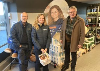Venstres byrådskandidater Lars Høgh, Betina D. Jensen og borgmester Søren Smalbro kommer også i Netto. Foto: Palle W. Nielsen