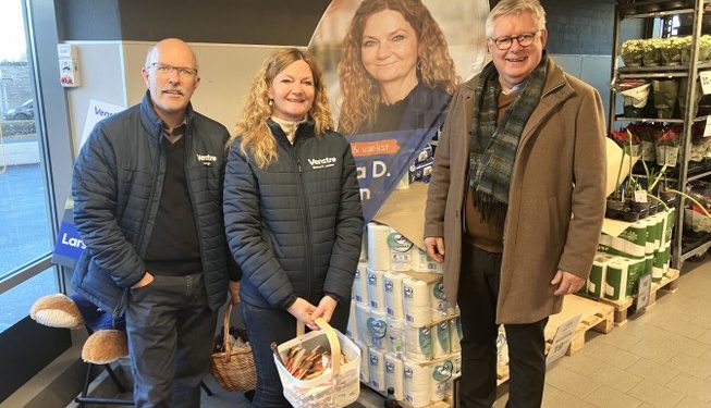 Venstres byrådskandidater Lars Høgh, Betina D. Jensen og borgmester Søren Smalbro kommer også i Netto. Foto: Palle W. Nielsen