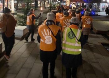 De orange sko i gågaden i Hjørring symboliserede, at man gik i de voldsramte kvinders sko for at gøre opmærksom på sagen. Privatfoto