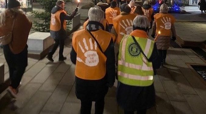 De orange sko i gågaden i Hjørring symboliserede, at man gik i de voldsramte kvinders sko for at gøre opmærksom på sagen. Privatfoto
