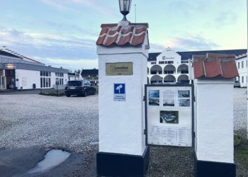 Klerly og Åge Vinther opfordrer alle til at sende et eller flere forslag til forsidebilledet på næste års Pixibog fra Restaurant Tannishus i Tversted. Arkivfoto: Palle W. Nielsen