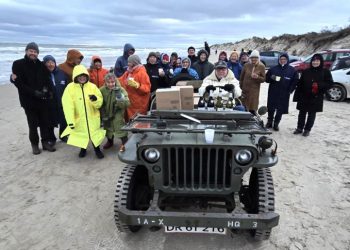 Årets Beaujolais-Village Nouveau, sponsoreret af den lokale vinmand Søren Borrisholt, ankom torsdag morgen til stranden i Tversted leveret af Terkel Bundgaard og frue. Privatfoto