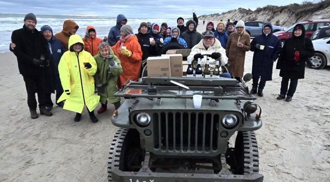 Årets Beaujolais-Village Nouveau, sponsoreret af den lokale vinmand Søren Borrisholt, ankom torsdag morgen til stranden i Tversted leveret af Terkel Bundgaard og frue. Privatfoto