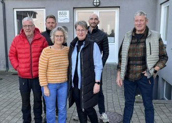 Rikke og Tor sammen med Kirsten Vuust Jensen og de nye ejere ved nøgleoverdragelsen af B&B by the Sea. Foto: Niels Chr. Jakobsen.