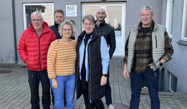 Rikke og Tor sammen med Kirsten Vuust Jensen og de nye ejere ved nøgleoverdragelsen af B&B by the Sea. Foto: Niels Chr. Jakobsen.