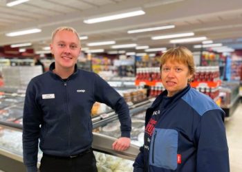 Uddeler Jens Mejer og Hanna fra Ukraine. Foto: Business Hjørring.