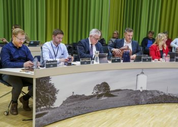 De nyvalgte socialdemokrater Martin Prentow og Henrik Taagaard ses her yderst til venstre ved siden af borgmester Søren Smalbro, som i anledning af konstitueringen kortvarigt havde byttet plads med socialdemokraten Sven Bertelsen. Til højre ses socialdemokraterne Thomas Klimek og Mai-Britt Beith. Foto: Hans Ravn.