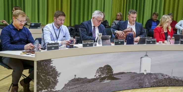 De nyvalgte socialdemokrater Martin Prentow og Henrik Taagaard ses her yderst til venstre ved siden af borgmester Søren Smalbro, som i anledning af konstitueringen kortvarigt havde byttet plads med socialdemokraten Sven Bertelsen. Til højre ses socialdemokraterne Thomas Klimek og Mai-Britt Beith. Foto: Hans Ravn.