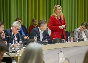 Mai-Britt Beith fra Socialdemokratiet ses her have ordet i det nye byråds første samling før nytår hos Hjørring Kommune. Foto: Hans Ravn.