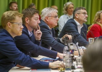 Byrådsmedlemmer under det første konstituerende byrådsmøde i december 2025. Borgmesteren var endnu ikke udpeget, hvilket forklarer Søren Smalbros placering mellem de to socialdemokrater Henrik Taagaard og Thomas Klimek. Foto: Hans Ravn.