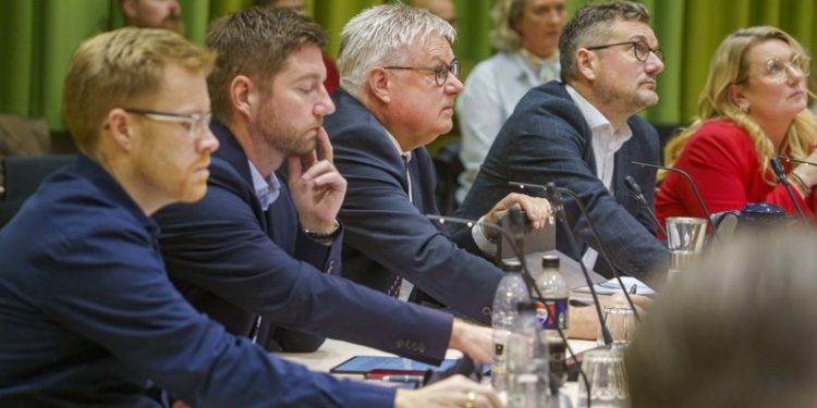 Byrådsmedlemmer under det første konstituerende byrådsmøde i december 2025. Borgmesteren var endnu ikke udpeget, hvilket forklarer Søren Smalbros placering mellem de to socialdemokrater Henrik Taagaard og Thomas Klimek. Foto: Hans Ravn.