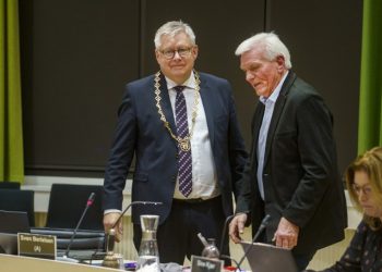 Sven Bertelsen (S) har netop overrakt borgmesterkæden til Søren Smalbro (V):
Foto: Hans Ravn