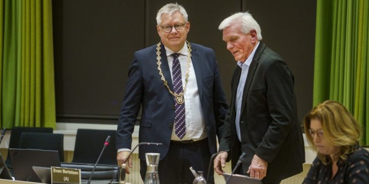 Sven Bertelsen (S) har netop overrakt borgmesterkæden til Søren Smalbro (V):
Foto: Hans Ravn