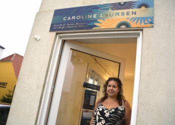 - Jeg er både taknemmelig for støtten fra lokalsamfundet og de mange turister, som får et smil over mine designs, fortæller Caroline. Privatfoto