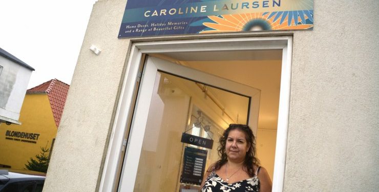 - Jeg er både taknemmelig for støtten fra lokalsamfundet og de mange turister, som får et smil over mine designs, fortæller Caroline. Privatfoto