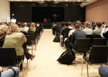 Caspar Eric læste højt fra sin digtsamling ”Crip” og fortalte om vilkårene for handicappede i Danmark. Foto: Maria Louise Hamborg.