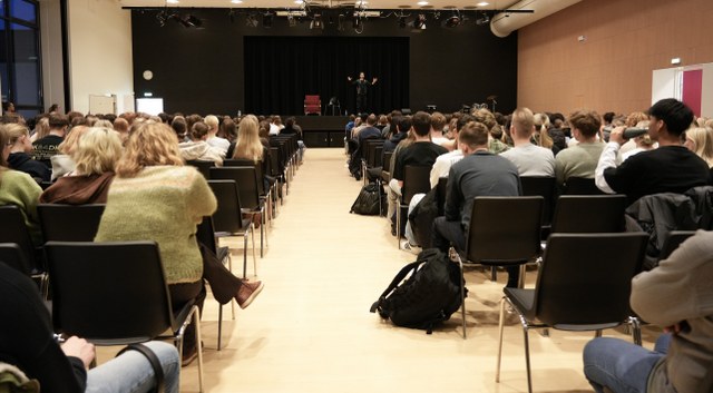 Caspar Eric læste højt fra sin digtsamling ”Crip” og fortalte om vilkårene for handicappede i Danmark. Foto: Maria Louise Hamborg.