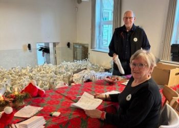 Jette Videnkjær og Mogens Bjerre fra Dansk Folkehjælp i Hjørring Kommune uddelte julehjælp. Privatfoto