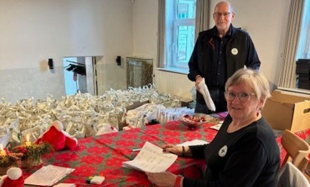 Jette Videnkjær og Mogens Bjerre fra Dansk Folkehjælp i Hjørring Kommune uddelte julehjælp. Privatfoto