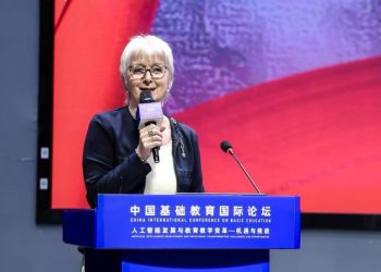 Rektor Elsebeth Gabel Austin fra Hjørring Gymnasium. på talerstolen i Shanghai. Foto: Privat.
