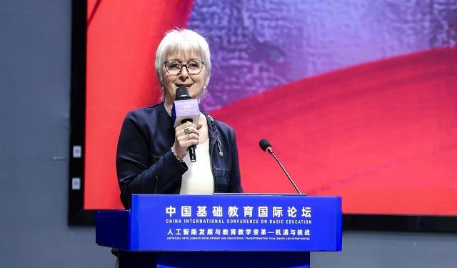 Rektor Elsebeth Gabel Austin fra Hjørring Gymnasium. på talerstolen i Shanghai. Foto: Privat.