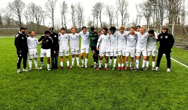 Øverst venstre mod højre,Træner Holgar Djuurhus, Theis Gaardestrup (Skagen IK), Mozamel Yousofi (Hjørring Idrætsforening), Ramus Lehmann (Jetsmark IF), Rasmus Olesen (Hjørring IF), Oliver Frederiksen (Bagterp IF), Mads Houkjær (SHI), Anton Hvidberg (Gug Boldklub), Emil Olesen (Hjørring Idrætsforening), David Wilson (Nørresundby Forenede Boldklubber), Esey Misghina (Hirtshals Boldklub), Malte Vinther Sørensen (Frederikshavn fi), Markus Krogsgaard (AaB), Emil Winther (SHI), Kristoffer Erikslev Thomsen (Vrå/Børglum IF), Alexander Kjeldsen (Aabybro IF), William Kjeldahl (Team Østvendsyssel), Fraværende var træner Emil Damgaard. Foto: Vendsyssel FF.